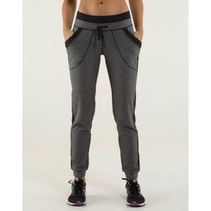 Lululemon Base Runner Pant jogger in heathered black raspberry black size 6